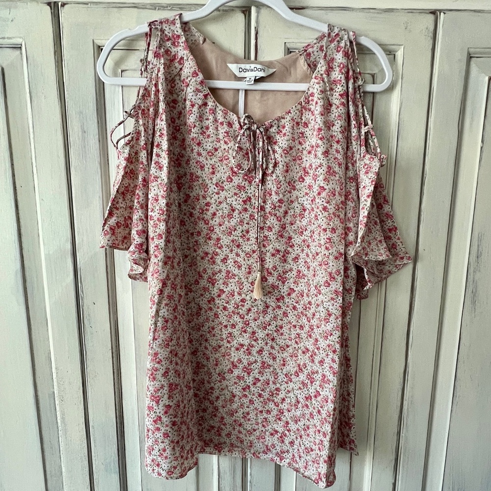 🟠NWT DAVI AND DANI Cold Shoulder Short Sleeve Top in Pink/Cream Floral Print MED